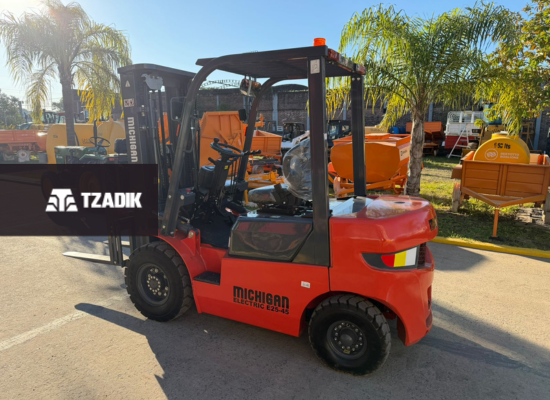 Autoelevador Eléctrico a Batería 100% Litio Michigan E25-45 3