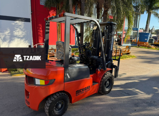 Autoelevador Eléctrico a Batería 100% Litio Michigan E25-45 4