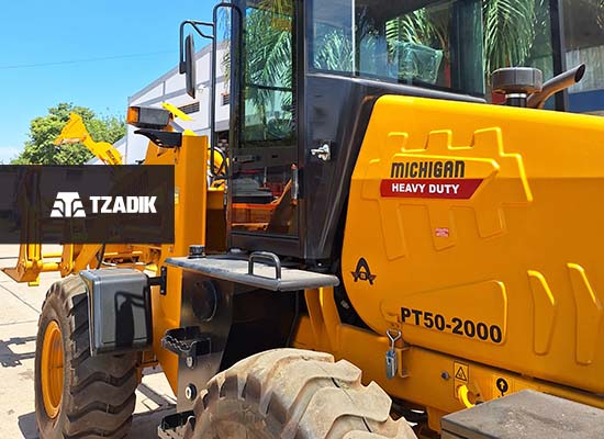 Pala Forestal PT50 con garra, balde y porta palets. 4