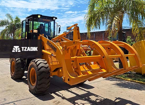 Pala Forestal PT50 con garra, balde y porta palets. 1