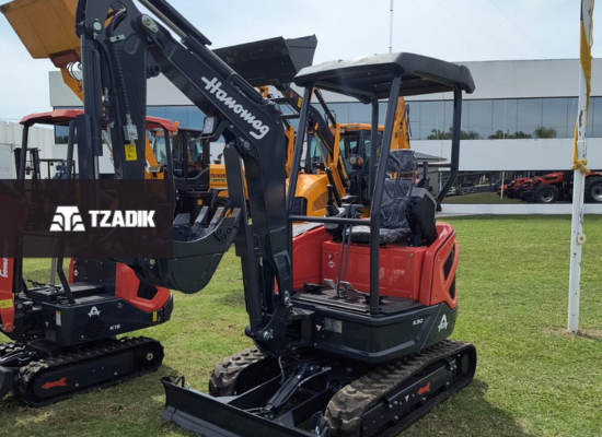 BURGER K30 EXCAVADORA ORUGA DE GOMA 2,7 TN SHANCHAI marca Hanomag 1