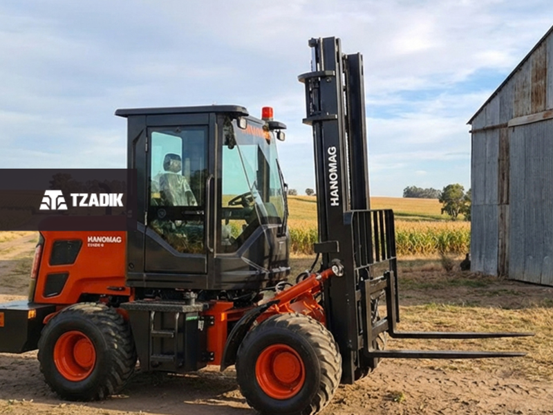 Elevador Hanomag E100/4C II - ARTICULADO 4X4 2,5 TN 4 Mts c/Cab Todo Terreno 1