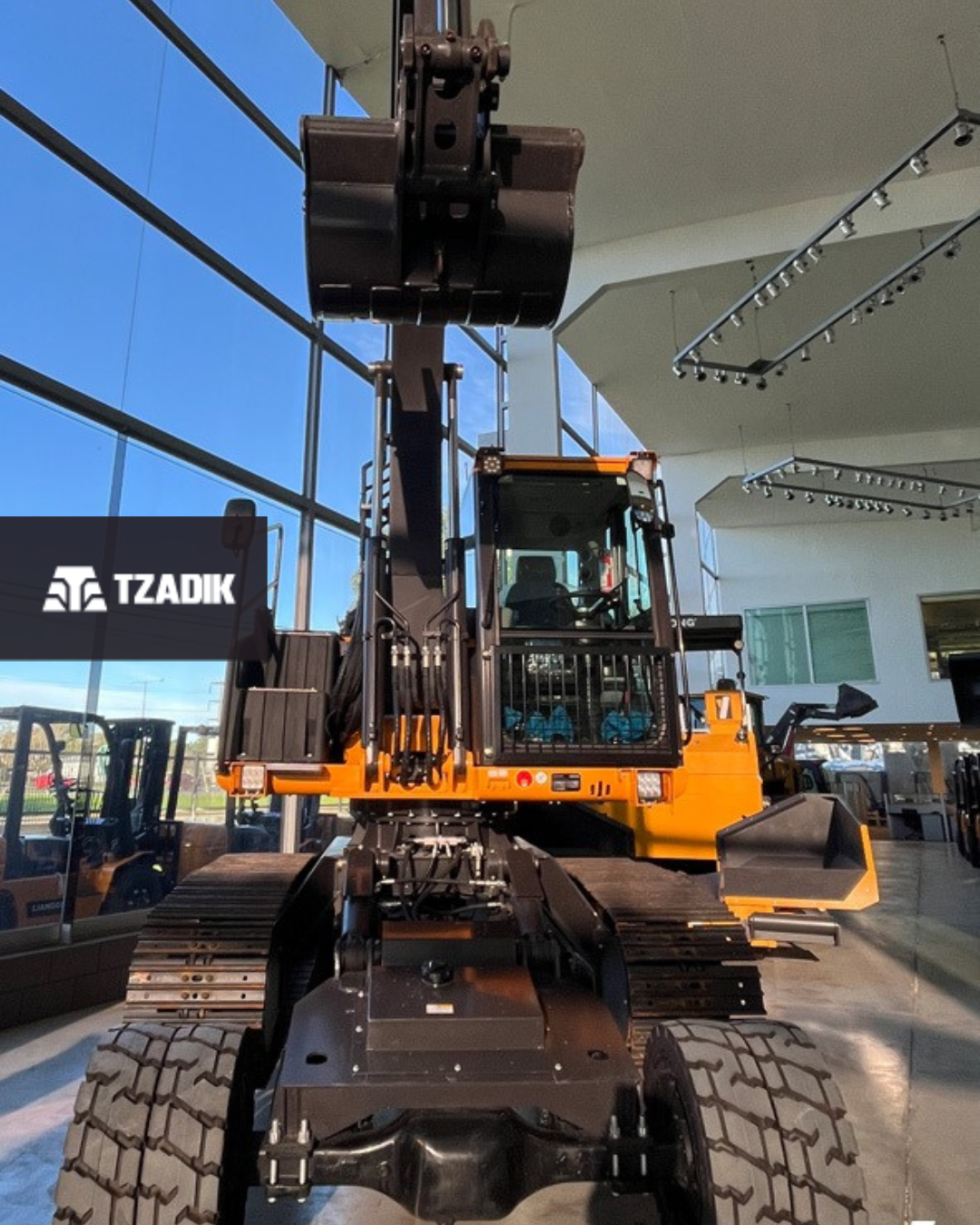 Excavadora híbrida Con Orguas y ruedas para transporte 3
