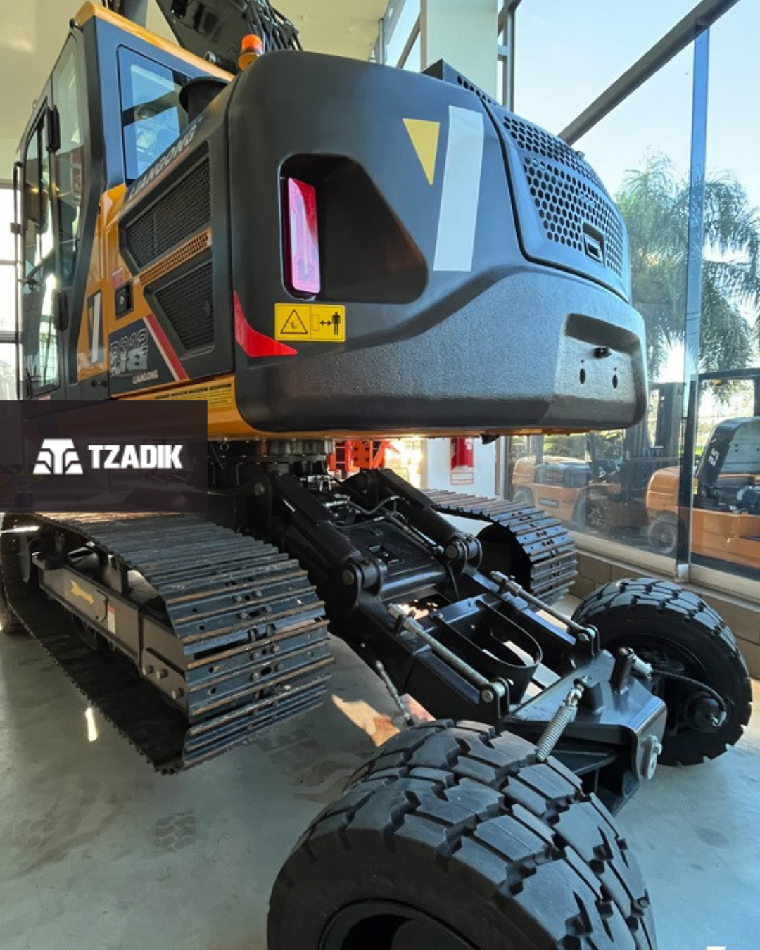 Excavadora híbrida Con Orguas y ruedas para transporte 4