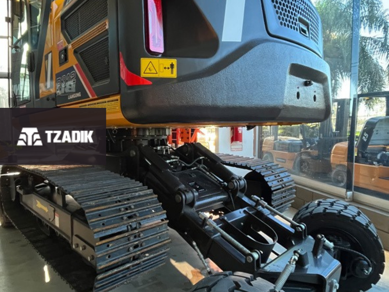 Excavadora híbrida Con Orguas y ruedas para transporte 4