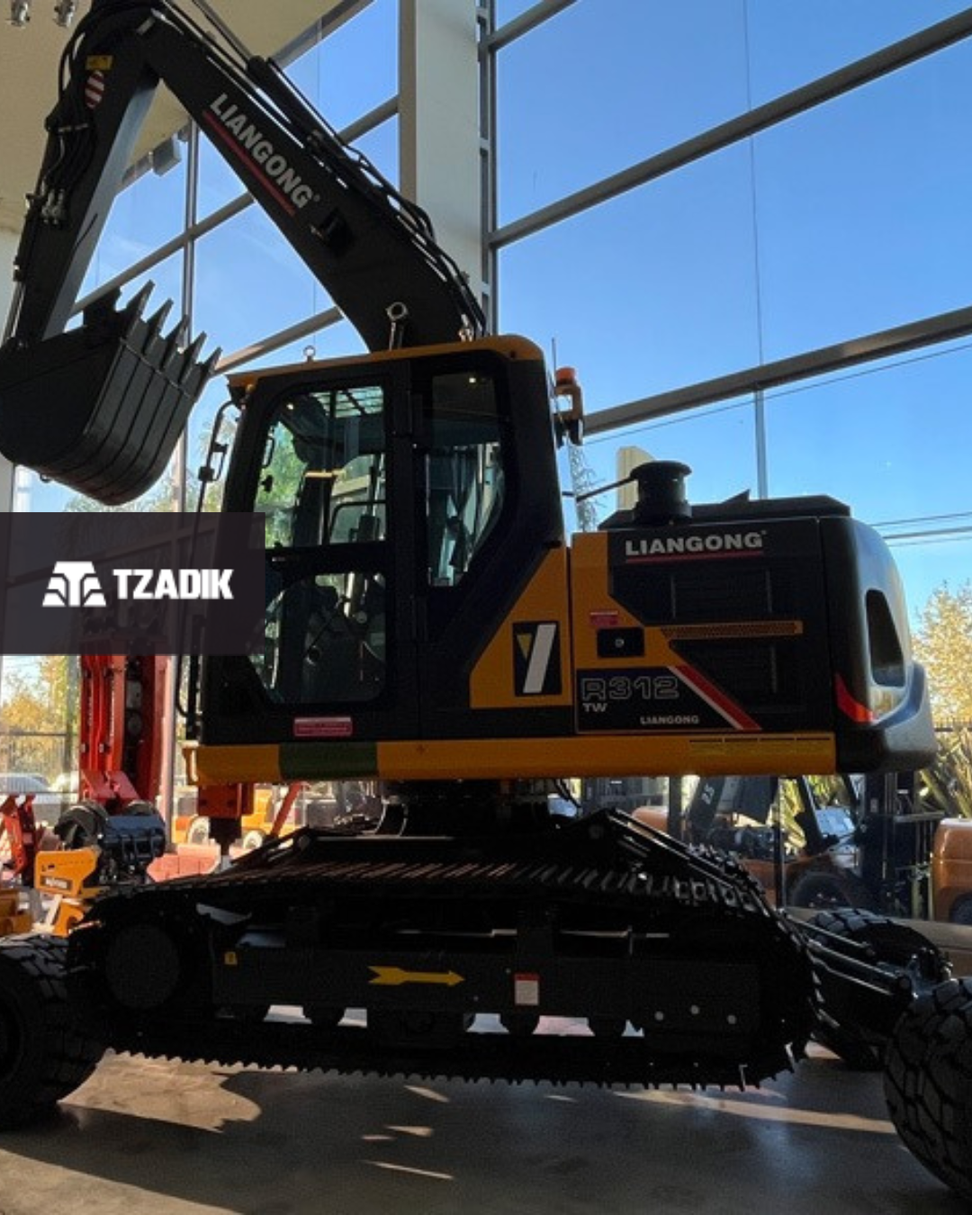 Excavadora híbrida Con Orguas y ruedas para transporte 2