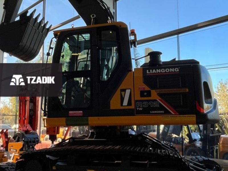 Excavadora híbrida Con Orguas y ruedas para transporte 2