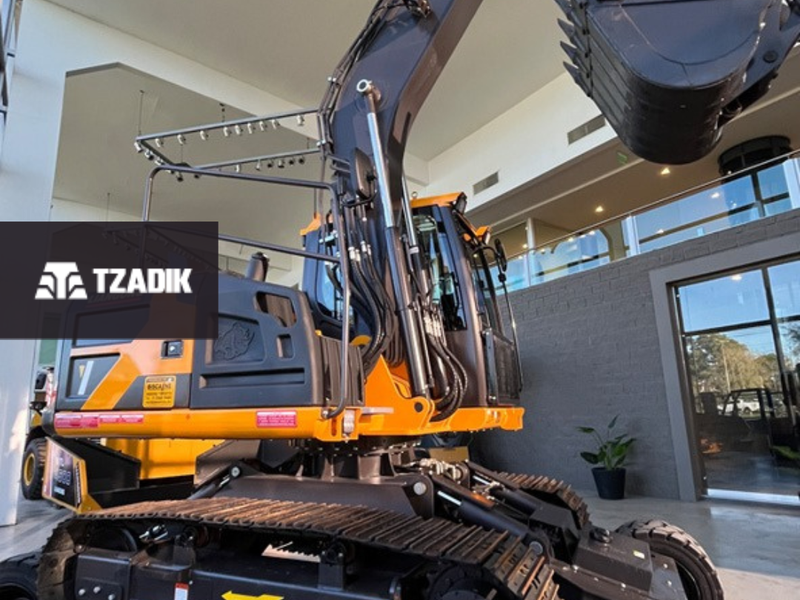 Excavadora híbrida Con Orguas y ruedas para transporte 1