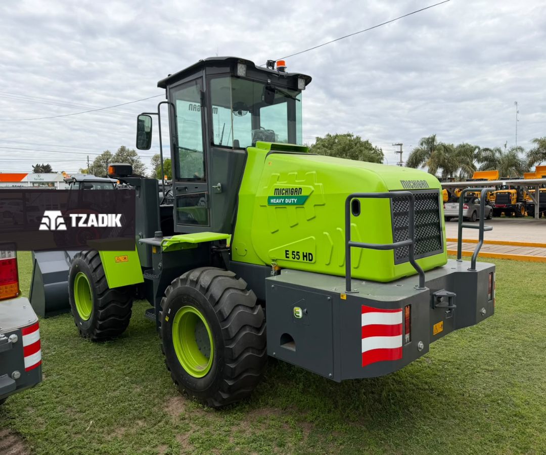 PALA ELECTRICA E55HD - 1,5 Mts (Forrajera) 2.000 Kg c/Cabina con Aire - 53,6 HP 3