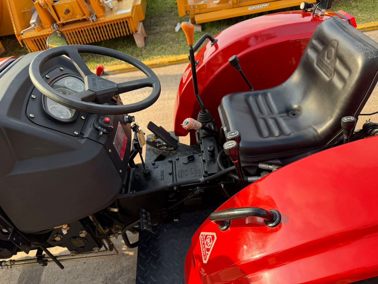 Tractor Roland H060C 4x4 – 60 HP | 0 KM – Año 2024 5