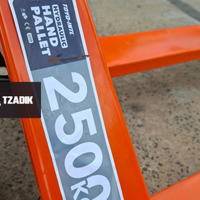 Transpallet manual TM25 de 2.5TN 685cm rueda de nylon 8